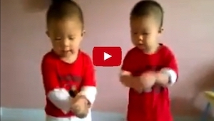 Urocze bliźniaki tańczą Gangnam style. To trzeba zobaczyć